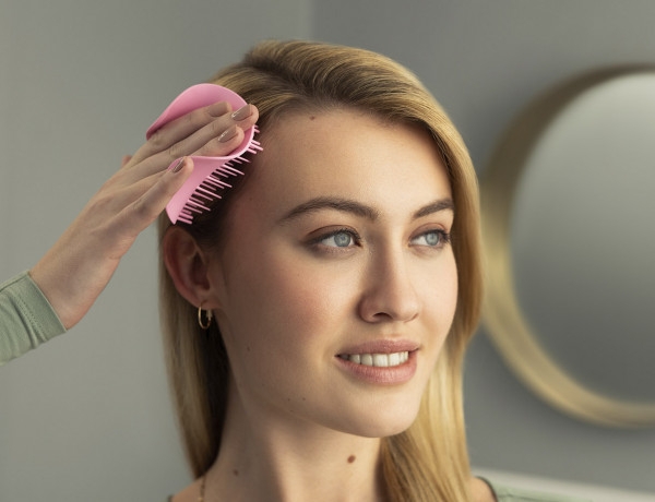 Четка за ексфолиране и масажиране на скалпа - розова Tangle Teezer The Power's in the Teeth! The Scalp Exfoliator & Massager Scalp Brush Pretty Pink — 2