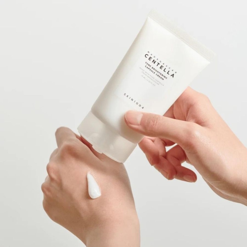 Изсветляващ крем с ниацинамид и центела за неравномерен тен SKIN1004 Tone Brightening Capsule Cream 50 ml — 3
