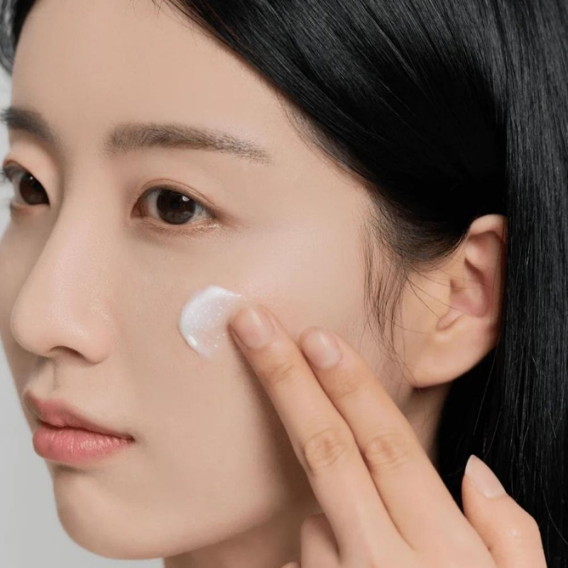 Изсветляващ крем с ниацинамид и центела за неравномерен тен SKIN1004 Tone Brightening Capsule Cream 50 ml — 4