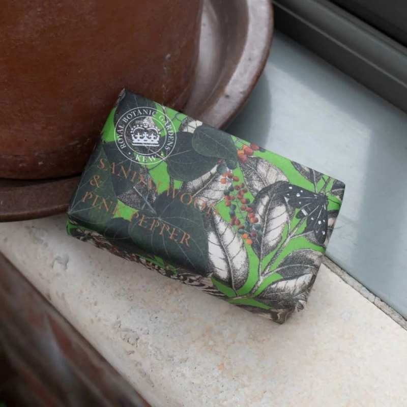 Луксозен сапун със Сандалово дърво и Розов Пипер The English Soap Company Sandalwood and Pink Pepper Soap 240g — 3