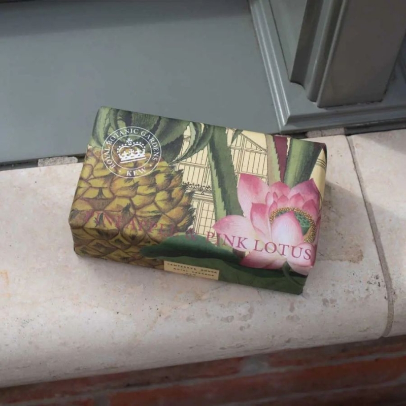 Луксозен сапун с Ананас и Розов Лотус The English Soap Company Pineapple and Pink Lotus Soap 240g — 4