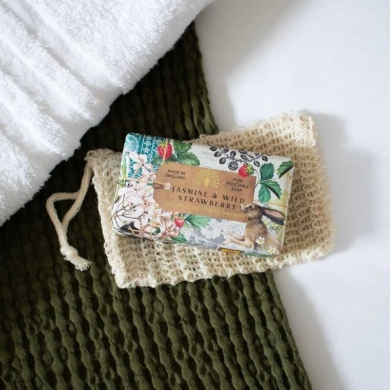 Луксозен сапун с Жасмин и Дива Ягода The English Soap Company Anniversary Jasmine and Wild Strawberry Soap 190g — 2